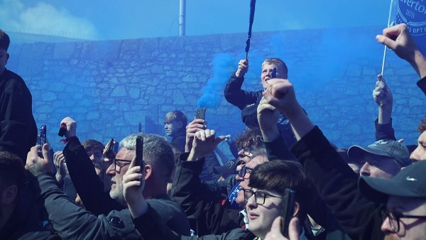 أجواء نارية قبل ديربي الميرسيسايد.. استقبال جماهيري خيالي لـ إيفرتون