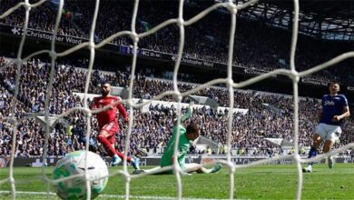 صلاح يسجل وليفربول يهزم إيفرتون في الوقت القاتل بالدوري الإنجليزي