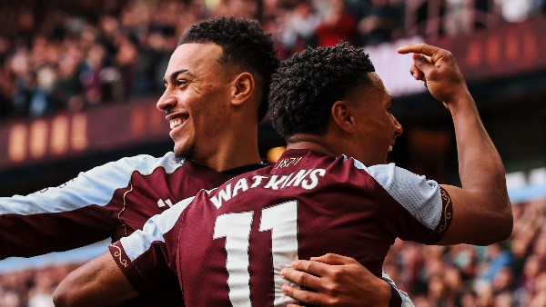 أستون فيلا يخطف فوزا مثيرا من سندرلاند برباعية في الدوري الإنجليزي