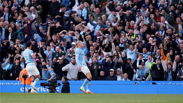 مانشستر سيتي يهزم آرسنال ويشعل صراع لقب الدوري الإنجليزي