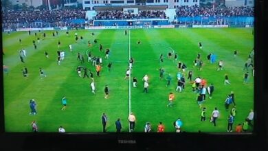 شغب الجماهير يؤجل انطلاق مباراة أولمبيك آسفي المغربي واتحاد العاصمة الجزائري في الكونفدرالية