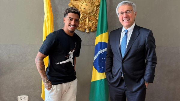 السفير البرازيلي في مصر يستقبل لاعب الزمالك خوان بيزيرا