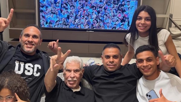 بعلامة النصر .. حسن شحاتة يحتفل بفوز الزمالك على بيراميدز وسط أبنائه وأحفاده