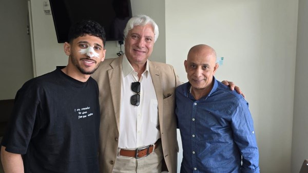 مدير الكرة بالزمالك يزور لاعب بيراميدز في المستشفي