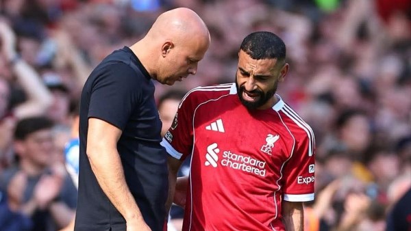 هناك أمر ما.. آرني سلوت يثير قلق الجماهير بعد إصابة صلاح أمام كريستال بالاس