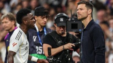 تفاصيل جديدة تكشف جذور الخلاف بين تشابي ألونسو وفينيسيوس خلال مواجهة الكلاسيكو أمام برشلونة