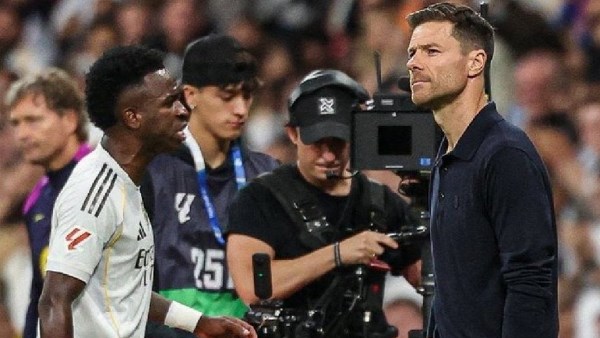 تفاصيل جديدة تكشف جذور الخلاف بين تشابي ألونسو وفينيسيوس خلال مواجهة الكلاسيكو أمام برشلونة