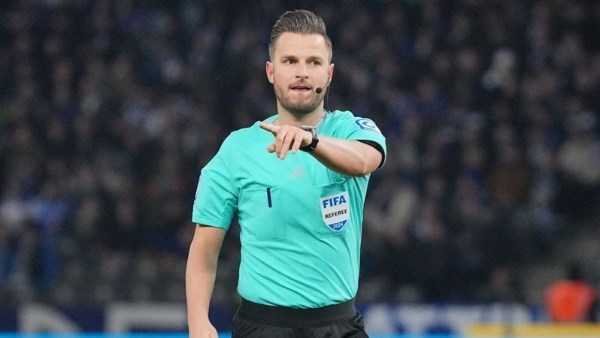 اشتهر بالبطاقات الحمراء .. من هو الألماني دانيال شلاجر حكم قمة الأهلي وبيراميدز ؟