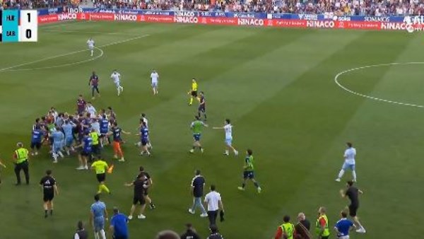 بالفيديو| فوضى في اللحظات الأخيرة.. اشتباكات دامية تخيم على مواجهة ريال سرقسطة وهويسكا