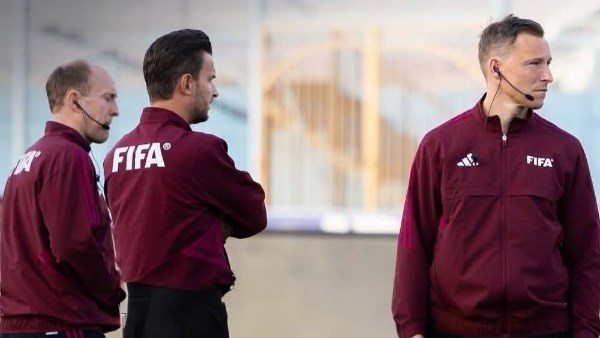 وصول طاقم التحكيم الألماني بقيادة شلاجر ملعب الدفاع الجوي لمباراة الأهلي وبيراميدز