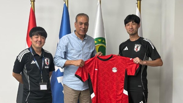 مصطفى عزام يستقبل بعثة منتخب اليابان للناشئين