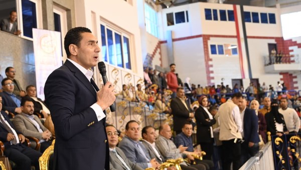وزير الرياضة يتفقد الصالة المغطاة بالعريش