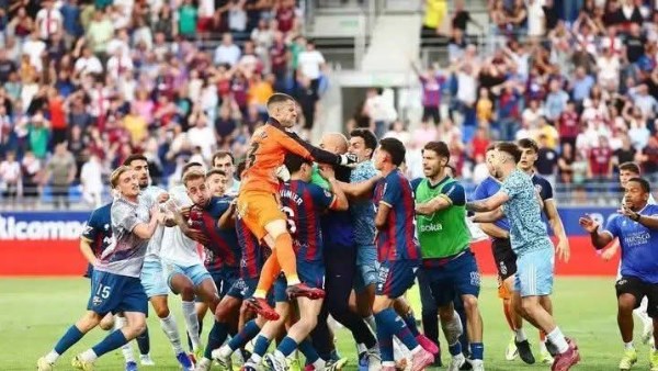 إيقاف حارس سرقسطة 13 مباراة بعد واقعة اعتداء وشجار جماعي في مواجهة هويسكا