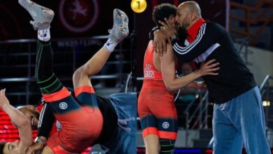 كرم جابر يحتفل بإنجاز عائلي جديد .. ذهبية إفريقيا للمصارعة تفتح باب ذكريات أولمبياد أثينا