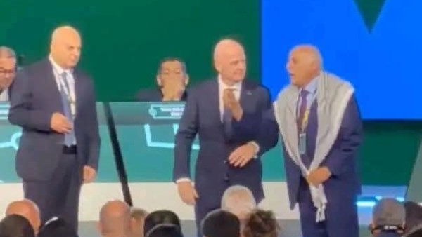 رغم طلب إنفانتينو.. رئيس الاتحاد الفلسطيني يرفض مصافحة نظيره الإسرائيلي