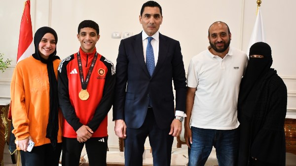 بعد إنجازه القاري في المصارعة.. وزير الرياضة يستقبل اللاعب عبد الله حسونة