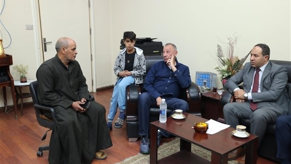 الخطيب يزور مشجع الأهلي ويطمئن على حالته الصحية