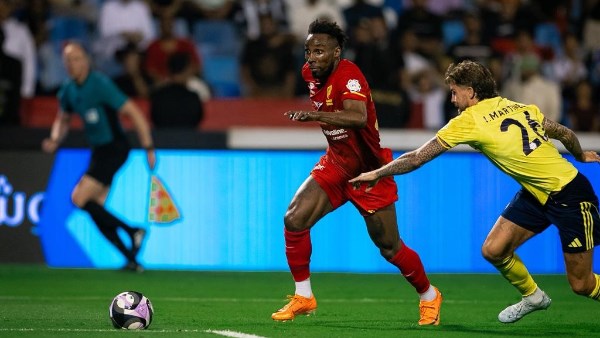 الدوري السعودي يشتعل.. هل يتعثر النصر في اللحظة الحاسمة أم ينتفض الهلال؟ وماذا فعل رونالدو بعد الخسارة من القادسية؟