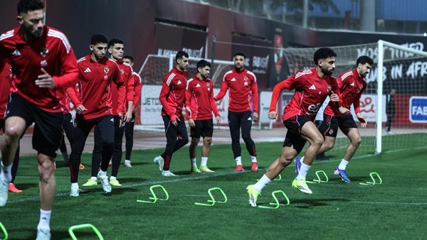 عاجل| انقطاع نجم الأهلي عن التدريبات